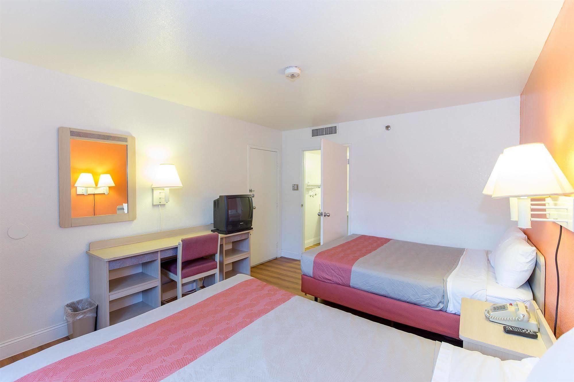 Motel 6 Vallejo - Maritime North Eksteriør billede