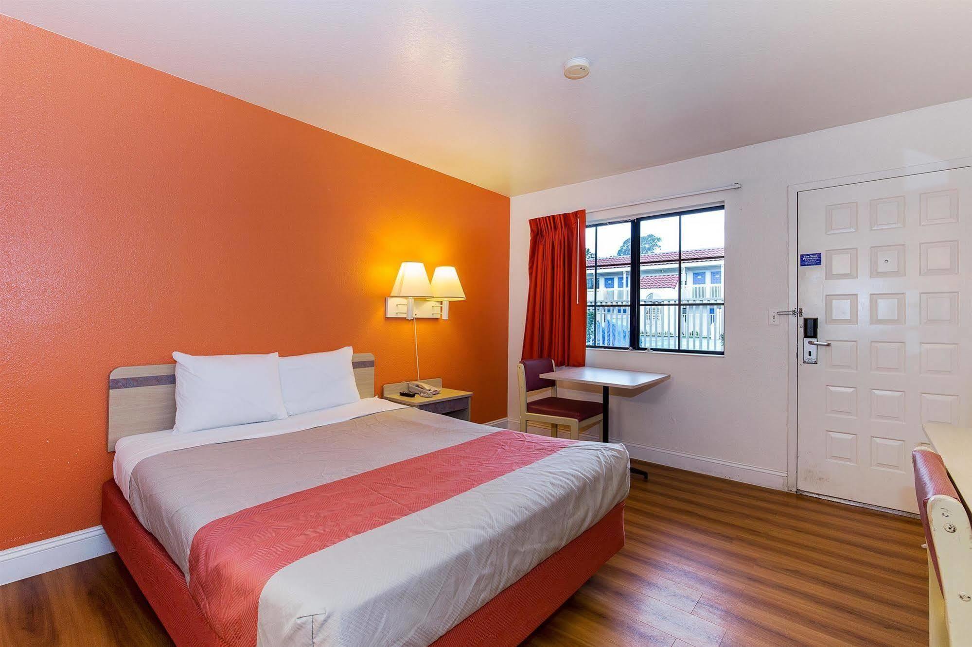 Motel 6 Vallejo - Maritime North Eksteriør billede